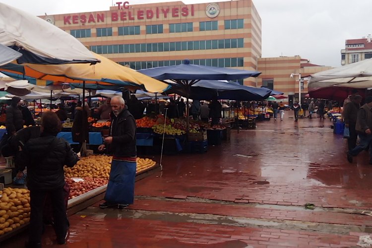 Edirne Keşan'da yağış pazaryeri esnafını isyan ettirdi -