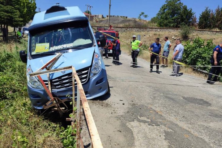 Edirne Keşan'da yolcu minibüsü dereye uçmaktan kurtuldu! -