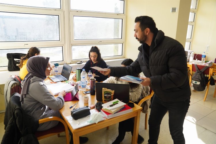 EGEKAF bilgilendirme standı Merkez Kütüphanede öğrencilerle buluşuyor -