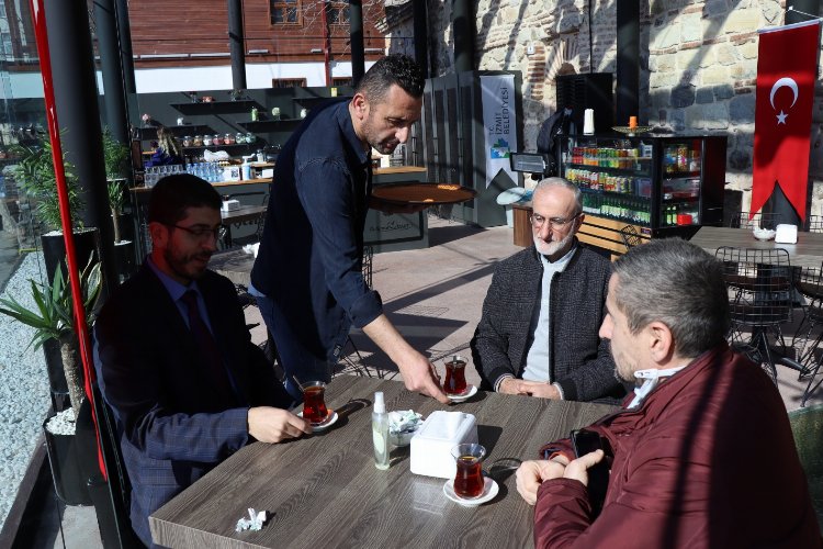 Şehr-i İzmit Kafe’de her Cuma çıkışı cemaate ücretsiz çay -