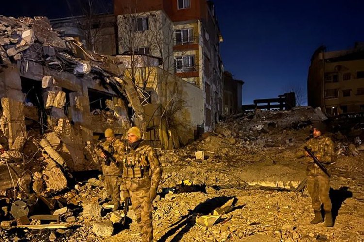Ekipler gece-gündüz devriyedeler -