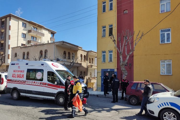 Emekli öğretmen apartman merdivenlerinde ölü bulundu -