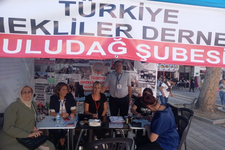 Emekliler bankada mahsur kaldı -