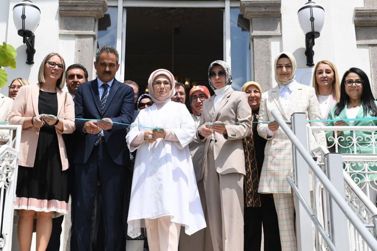 Emine Erdoğan'dan İzmir'de 'Enstitü' açılışı -
