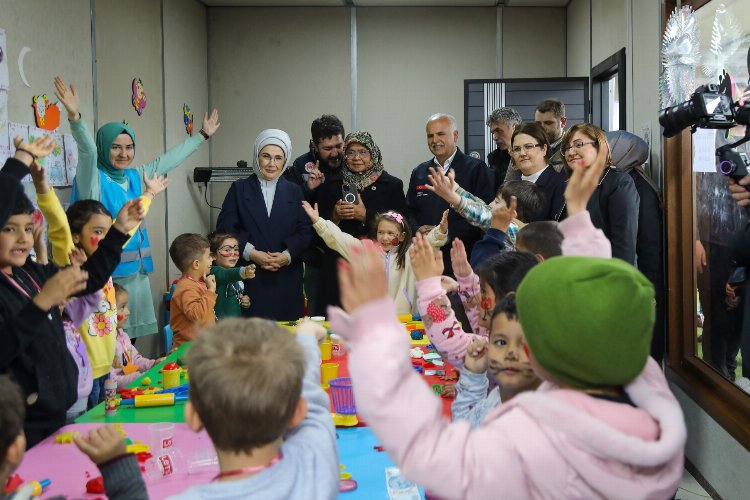Emine Erdoğan'dan Gaziantep'te depremzedelere ziyaret -