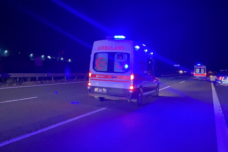 Emniyet şeridindeki araca tır çarptı -