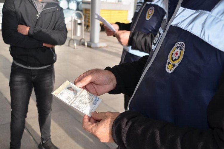 Emniyetin huzur uygulamasında 883 düzensiz göçmen yakalandı -
