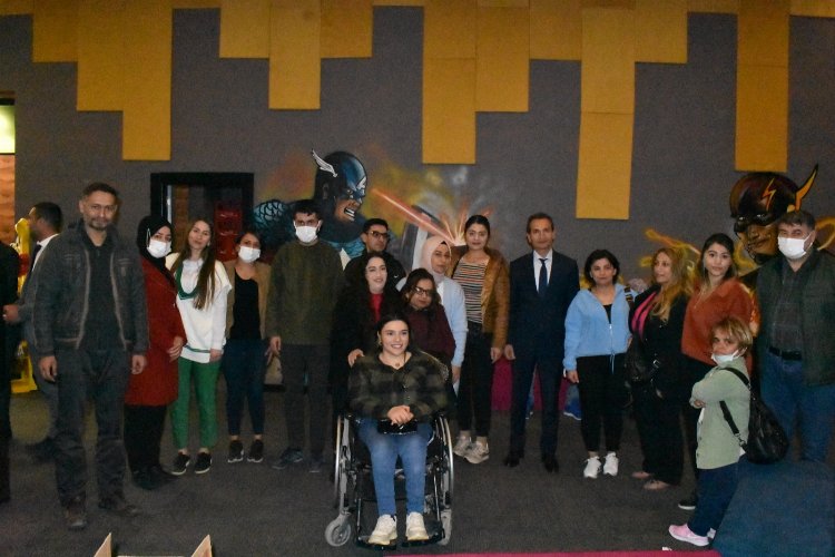 Engelli bireyler ile şehit yakınları ve gaziler 'Malazgirt 1071' filmini izledi -