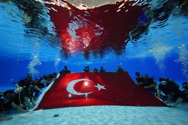 Engelli dalgıçlardan Türk Bayrağı şovu -