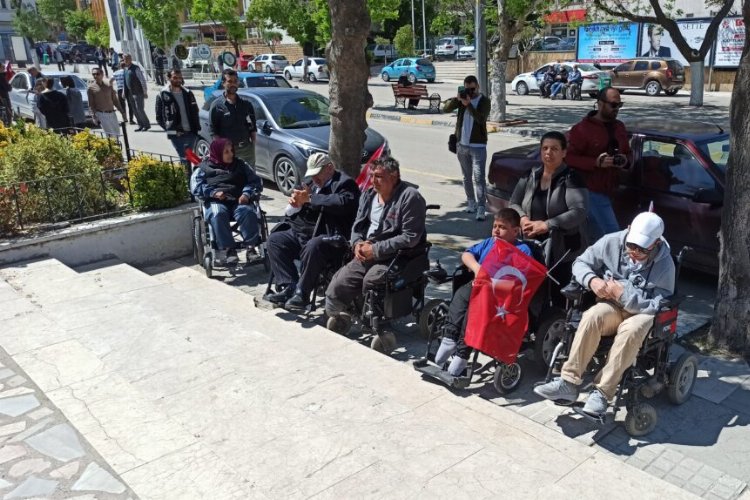 Engelliler merdiven engeline takıldı -