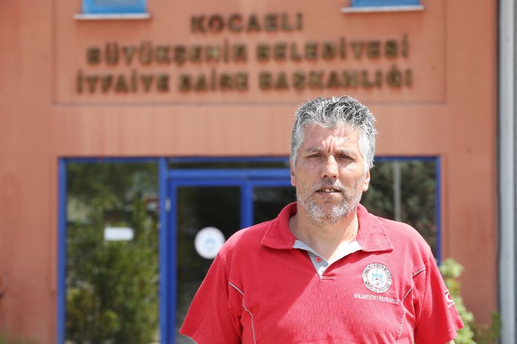 Enkazdan çıkan gönüllü itfaiyeci 23 yıldır yardıma koşuyor -