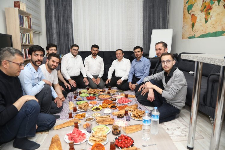 ERÜ Rektörü Çalış, öğrenci evinde sahur yaptı -