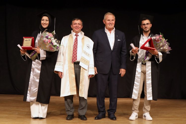 Erciyes Üniversitesi İletişim Fakültesi'nde mezuniyet sevinci -