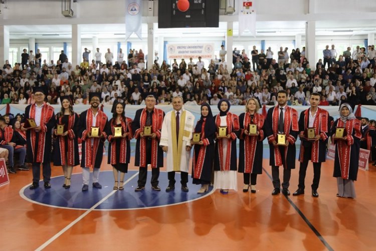 ERÜ Edebiyat'ta mezuniyet sevinci -