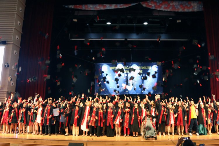 ERÜ Eğitim Fakültesi yeni mezunlarını verdi -