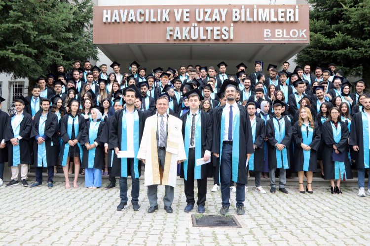 ERÜ Havacılık ve Uzay Bilimleri Fakültesi'nde mezuniyet heyecanı -