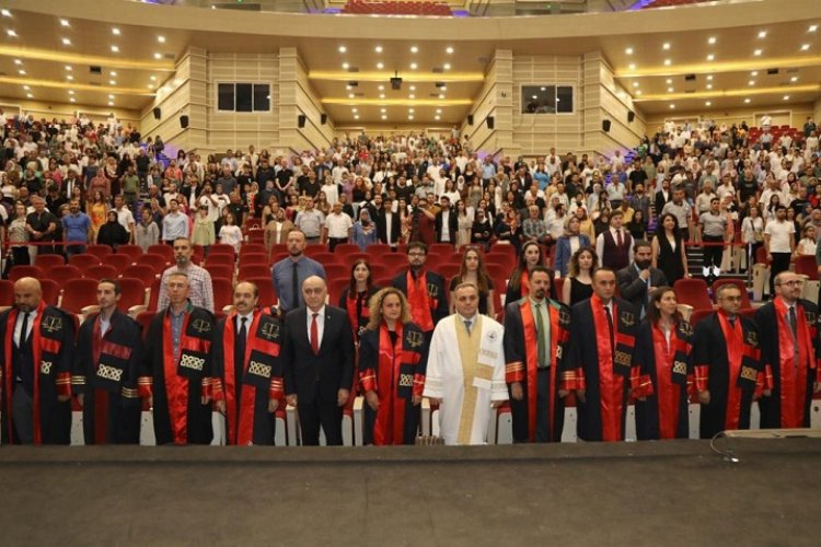 ERÜ Hukuk Fakültesi'nde mezuniyet sevinci -