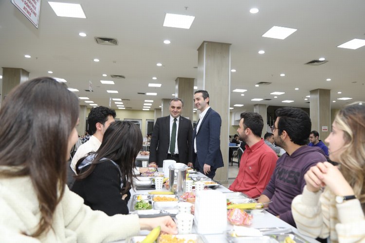 ERÜ Rektörü Altun iftarını öğrencilerle yaptı -