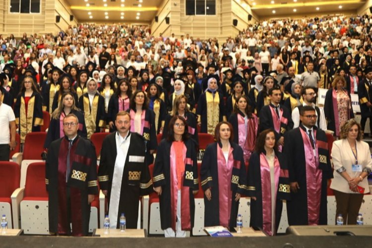 ERÜ Sağlık Meslek Yüksekokulu'nda mezuniyet sevinci -