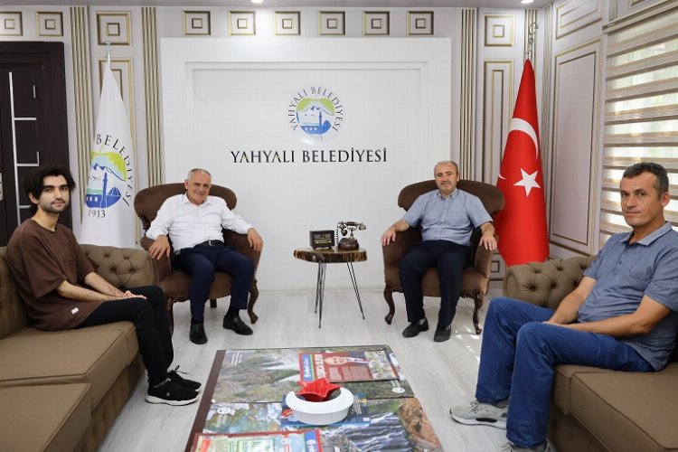 Esat Öztürk'ten başarılı öğrenciye altın -