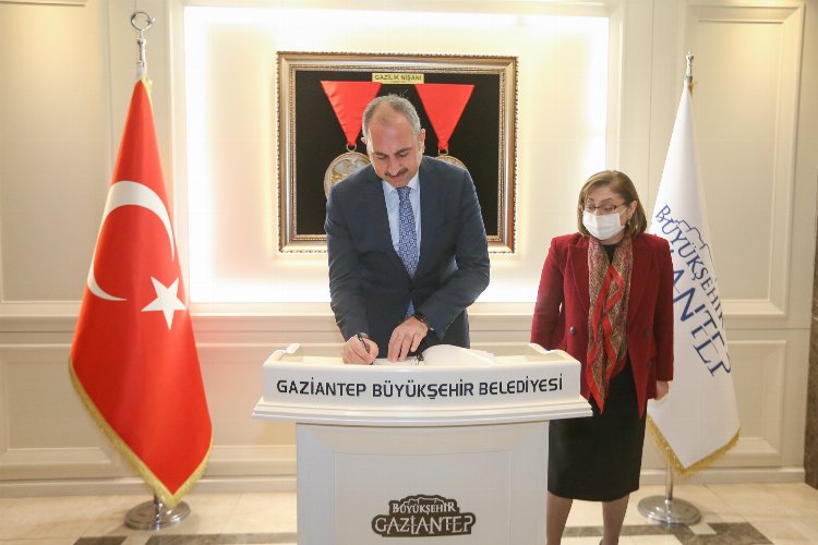 Eski Bakan Gül'den Gaziantep'e ziyaret -