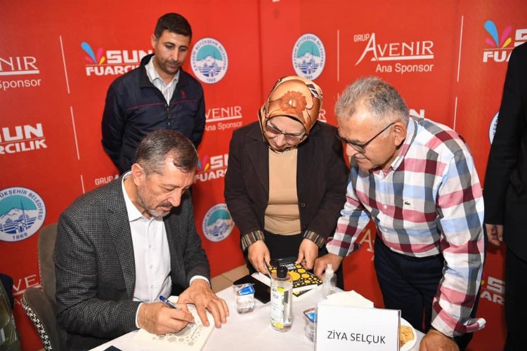 Eski Bakan Ziya Selçuk imza gününde -
