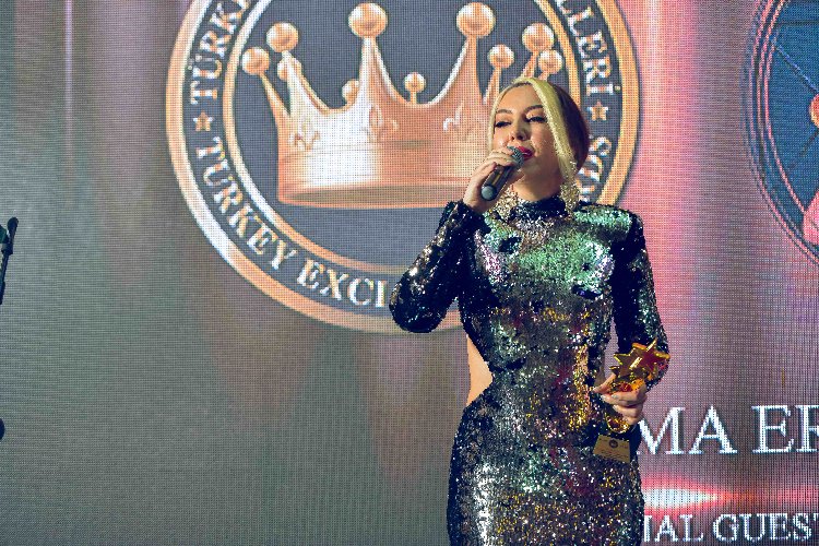 Esma Er, “Bi Tek Aşk”la Azerbaycan’dan ödülle döndü -