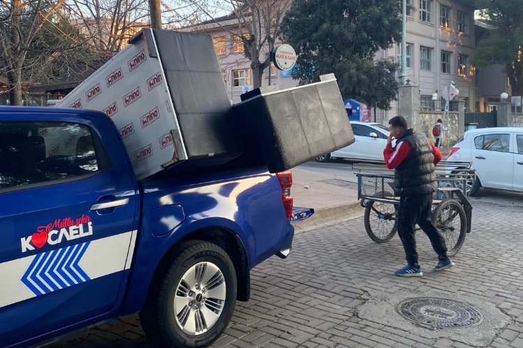 Eşya taşıyan vatandaşa Zabıta'dan 'devriye' yardımı -