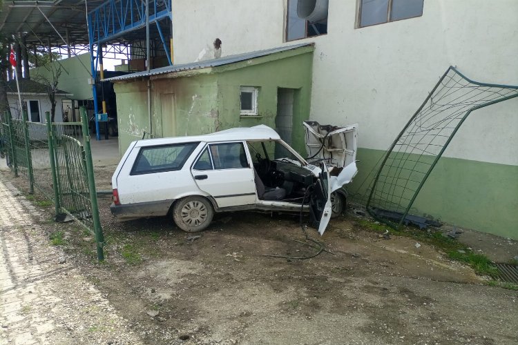 Fabrika duvarına çarparak durdu! 1 yaralı -