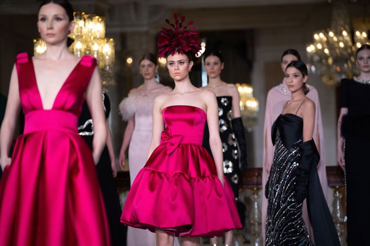 Fashion Week İstanbul'da göz alıcı defile -