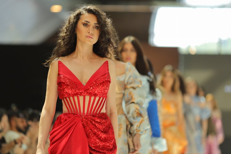 Fashion Week Türkiye'de ilk sezon defilesi gerçekleşti -