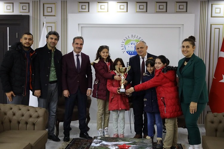Floor Curling şampiyonları Esat Öztürk'le buluştu -