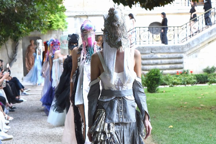 Fransız Sarayı bahçesinde büyüleyen defile -