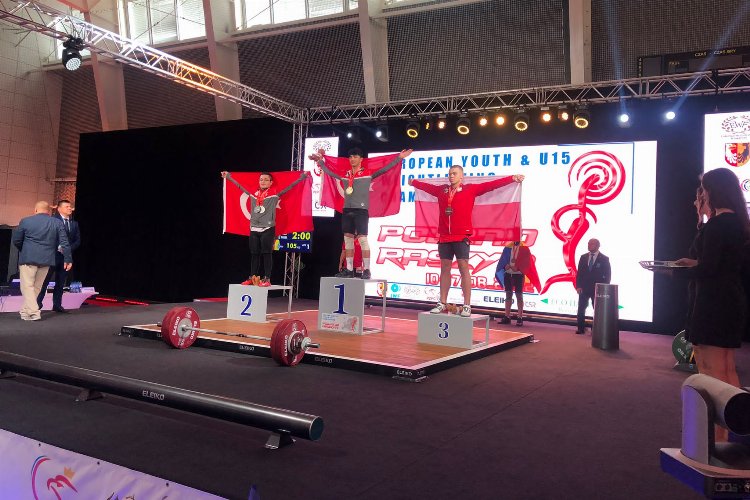 Furkan Orhan'dan 3 altın madalya -