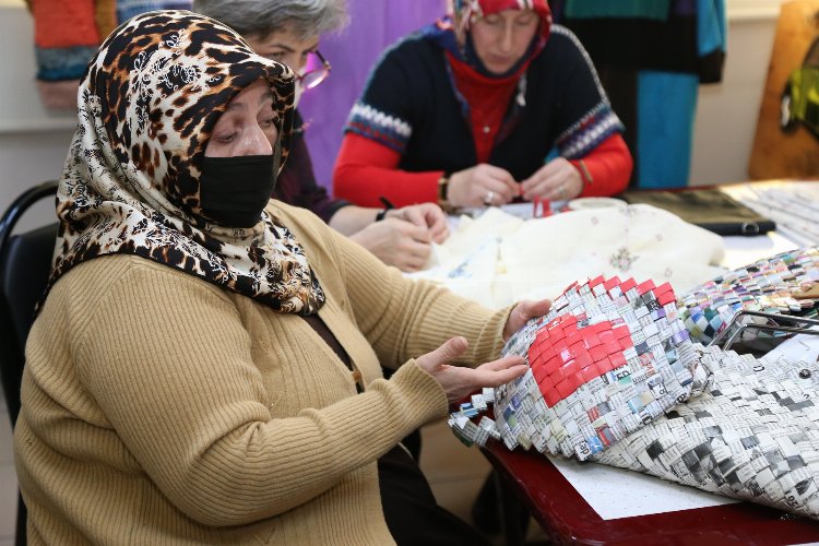 Gazete kağıdından çanta -