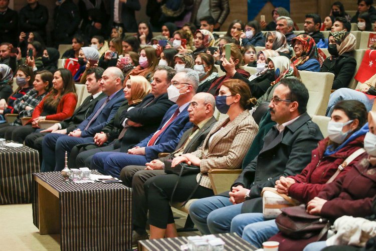 Gaziantep Büyükşehir Gençlik Korosu Çanakkale Şehitlerini andı -