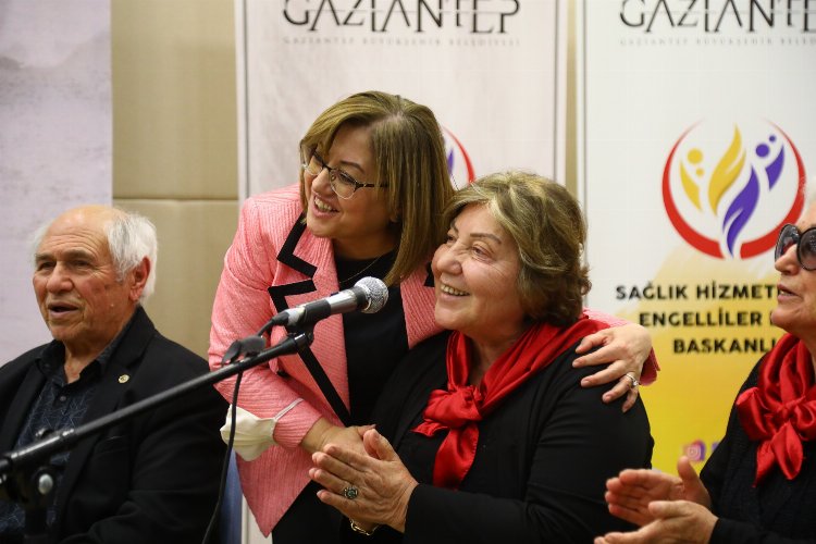 Gaziantep Büyükşehir, Yaşlılar Haftasında 65 yaş ve üstü 500 vatandaşa konuşan tansiyon aleti dağıttı -
