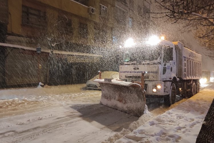 Gaziantep karla mücadeleye aralıksız sürdü -