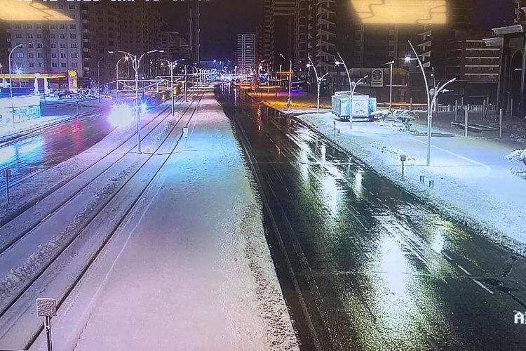 Gaziantep karla mücadeleyi gece de sürdürdü -