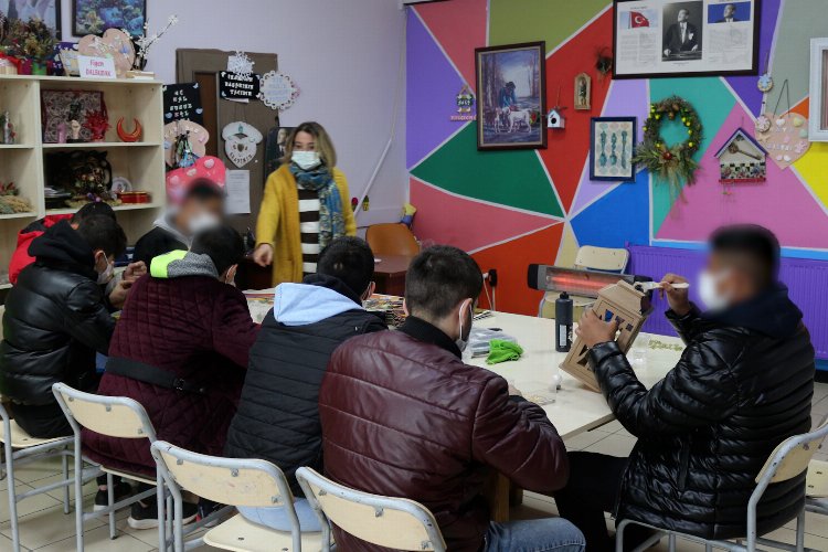 Gaziantep Oya Bahadır'da çocuklar madde bağımlılığı ile mücadele ederken meslek sahibi oluyor -