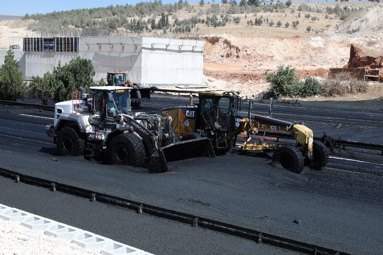 Gaziantep TAG Yolu'nda yaşanan atık sızıntısı temizliği sürüyor -