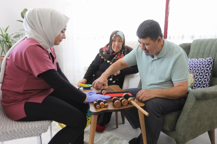 Gaziantep'te Büyükşehir'den evde fizik tedavi hizmeti -