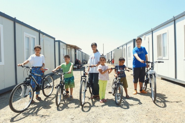 Gaziantep'te depremzede çocuklara bisiklet -