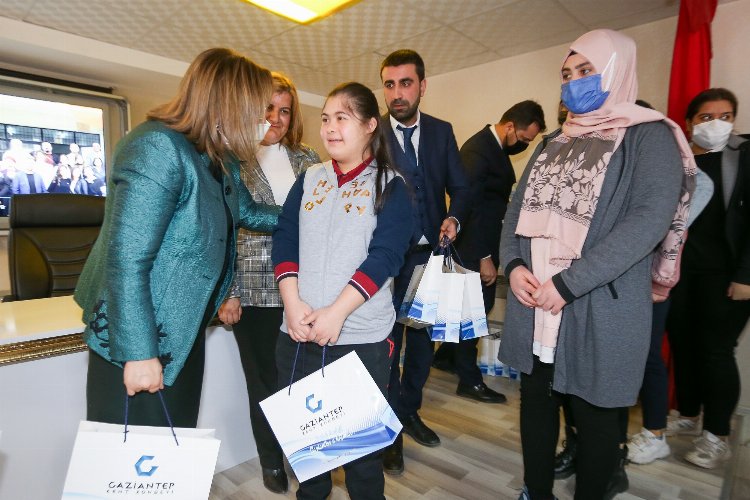 Gaziantep'te kitap okuyan gençlere ödül -