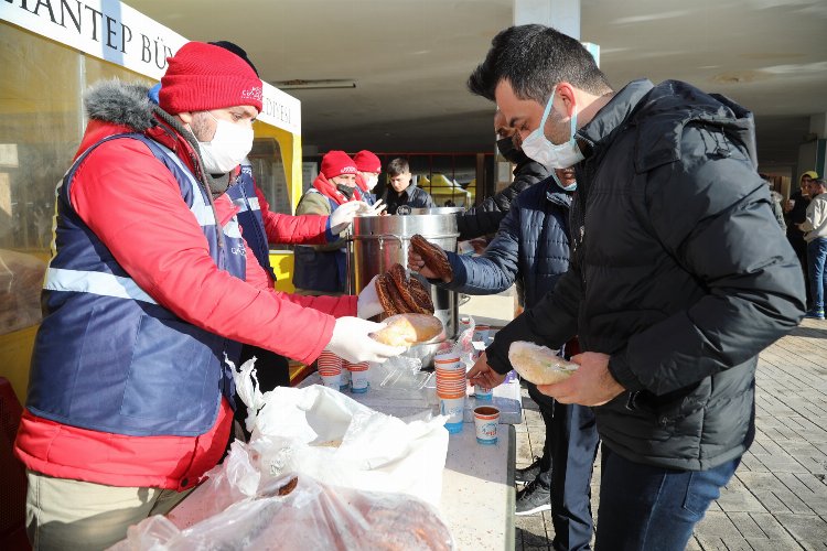 Gaziantep'te otogarda yolculara kumanya dağıtıldı -