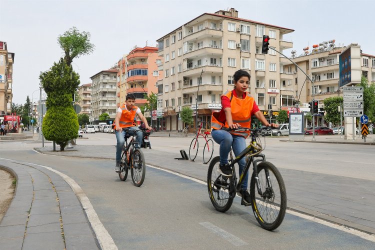 Gaziantep'te 'trafik güvenliğine' 6 bin reflektif yelek -