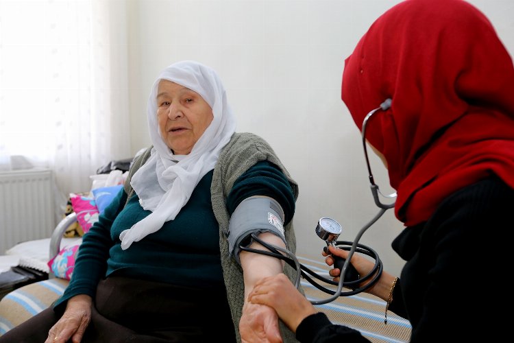 Gaziantep'te yaşlılara evde tedavi, gençlere istihdam şansı -