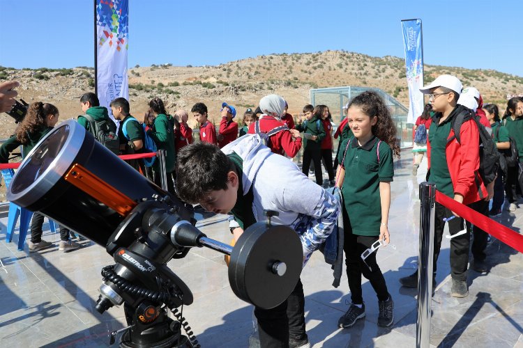 Gaziantepliler güneş tutulmasını Rumkale'den gözlemledi -