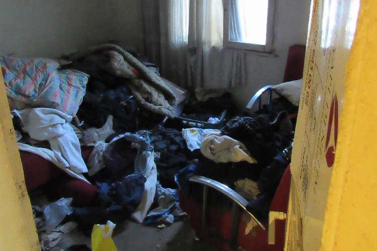Gebze'de çöp ev belediye ekipleri tarafından temizlendi -