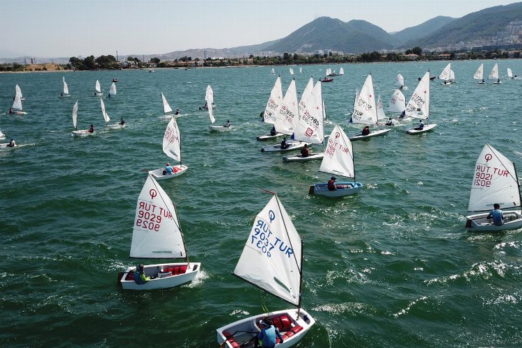 Geleceğin yelken sporcu kızları İzmir Narlıdere'de yetişecek -